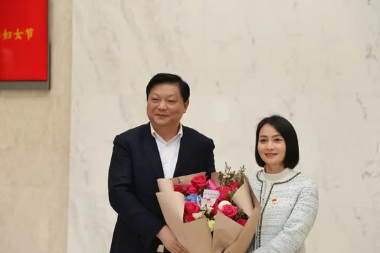 鲜花赠巾帼 情暖妇女节丨长沙经开区党工委书记、长沙县委书记付旭明调研优米app官网 走访慰问优秀女性人才代表徐小英